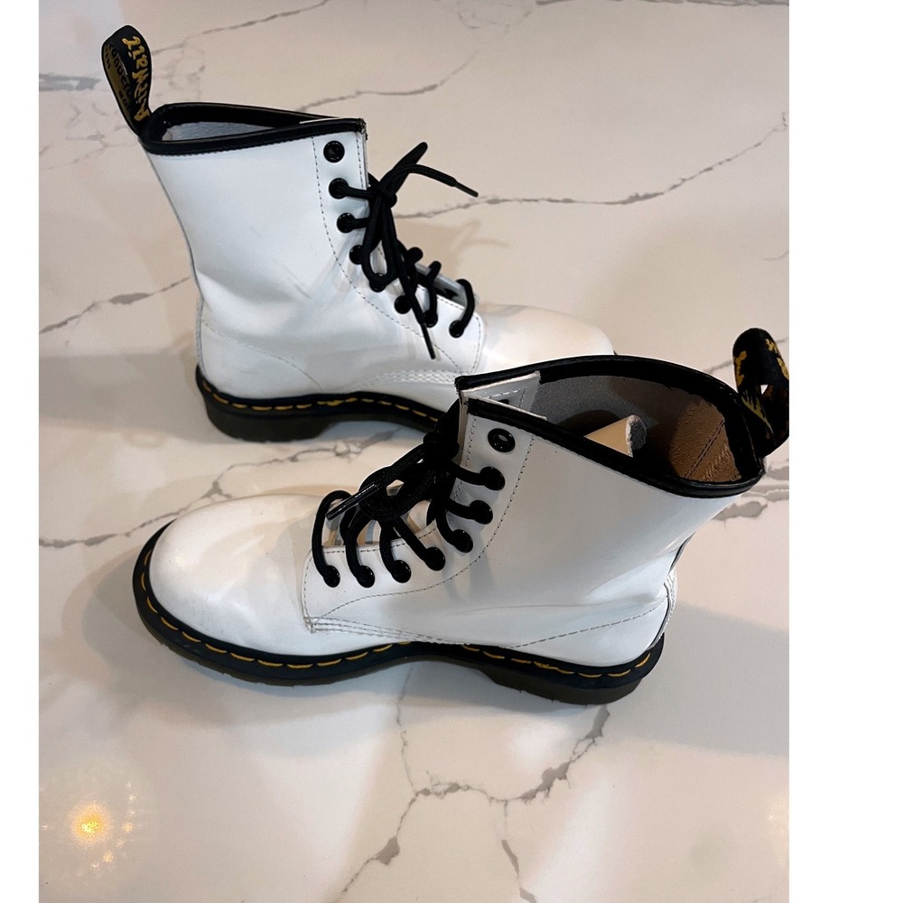 Dr. Martens 1460 White Smooth Leather 8-Eye Lace Up Combat Boots Womens Sz 7 EUC